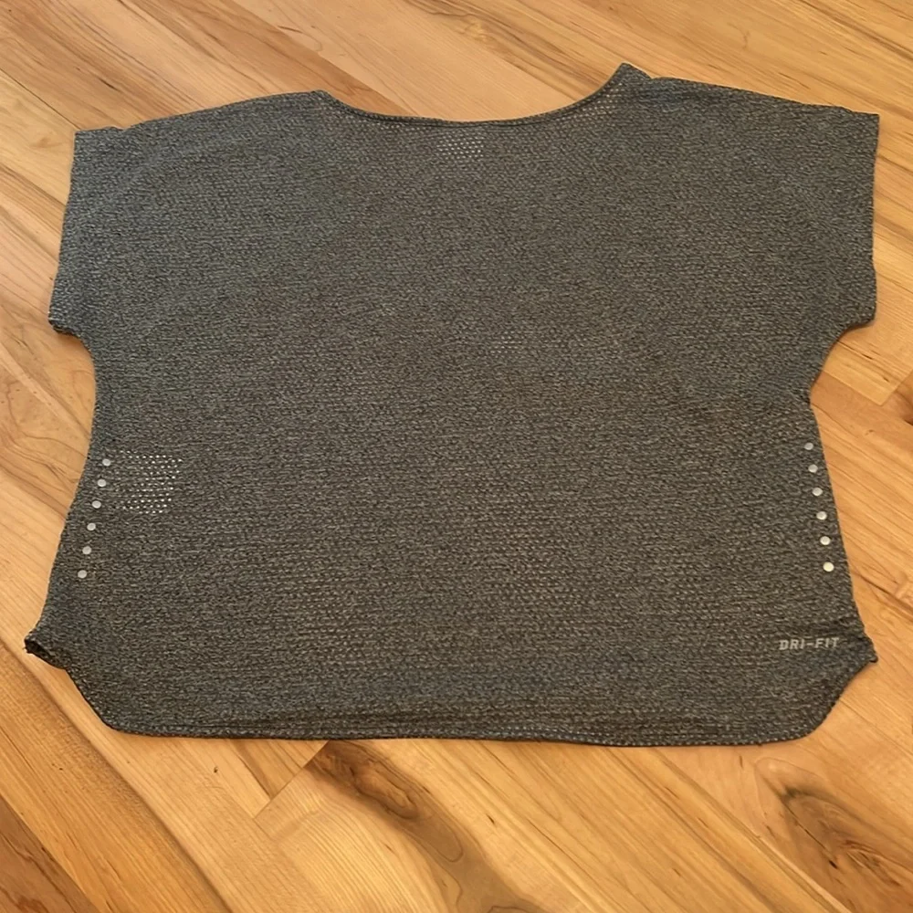 Nike Dri-Fit Running / Yoga Athletic Loose Gray Shirt